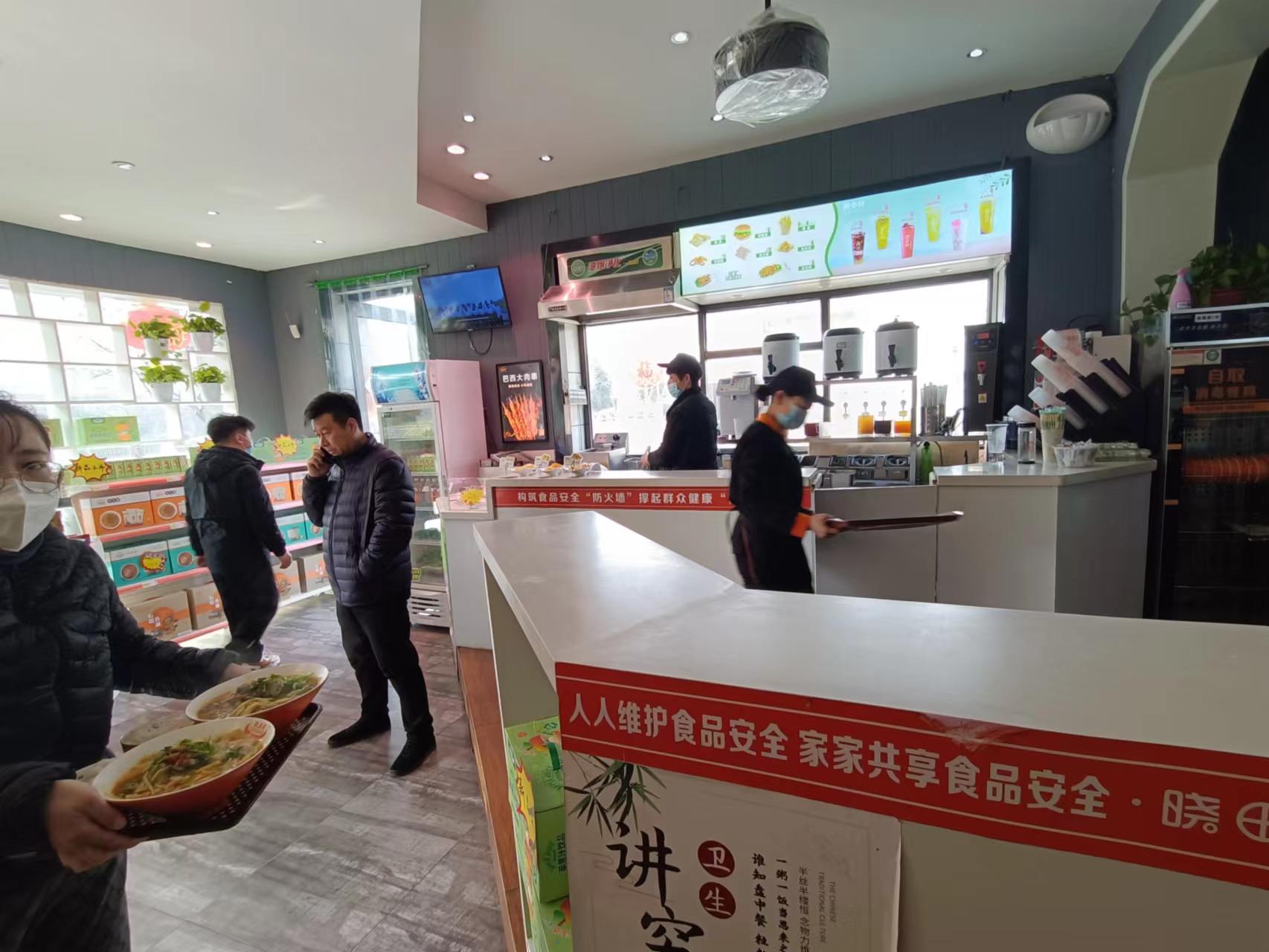 从一家快餐店发展成十家快餐店,一家小面积快餐店