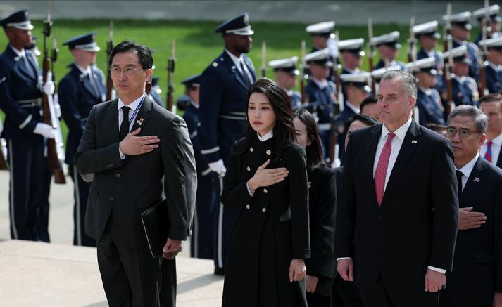 韩国第一夫人出访英国王室服装秀,韩国第一夫人美丽瞬间