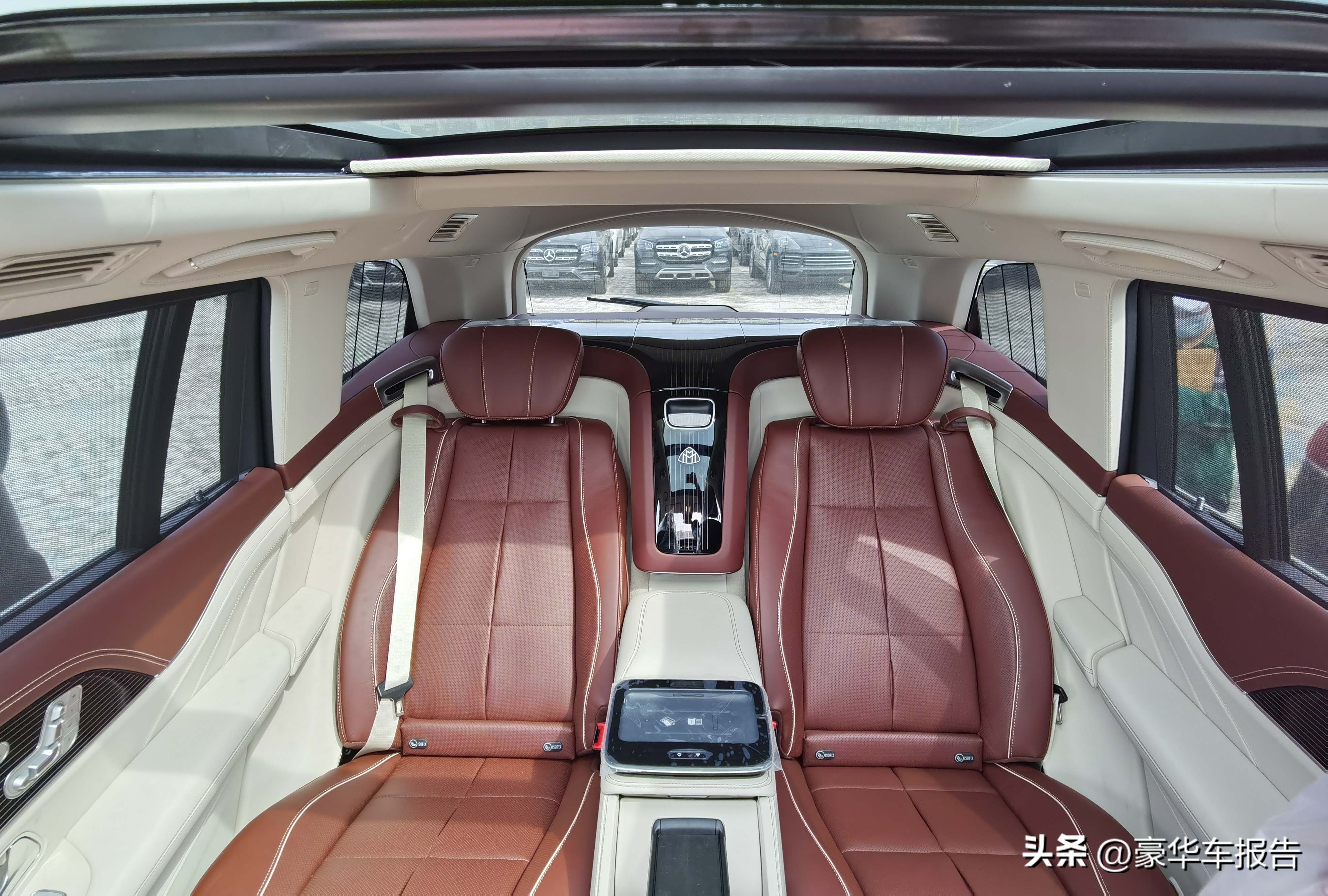 奔驰gls600迈巴赫2022款4座版,奔驰gls400跟迈巴赫的gls600不同