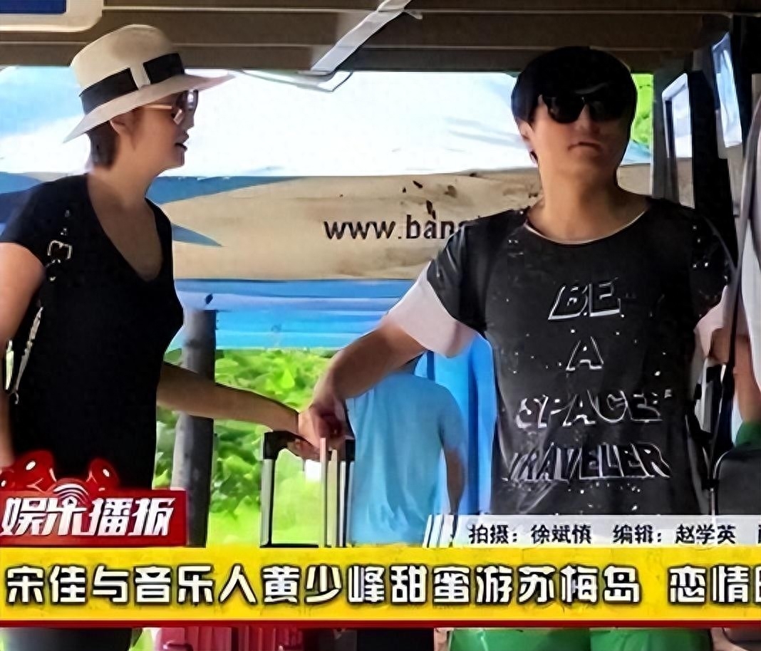 小宋佳：靠“吊带”上位，与已婚名导同居，42岁的她活的又酷又飒