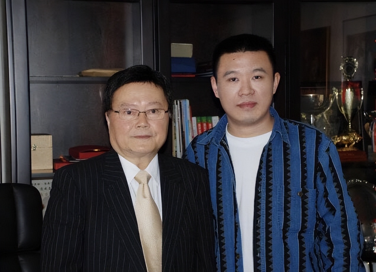 他曾是裁缝，月薪300元，逆袭成香港富豪，儿媳身家500亿，凭啥