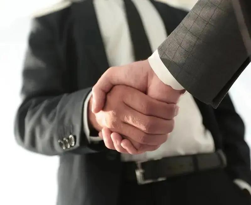 律师多久可以年入30万,大部分律师年收入二十万以内