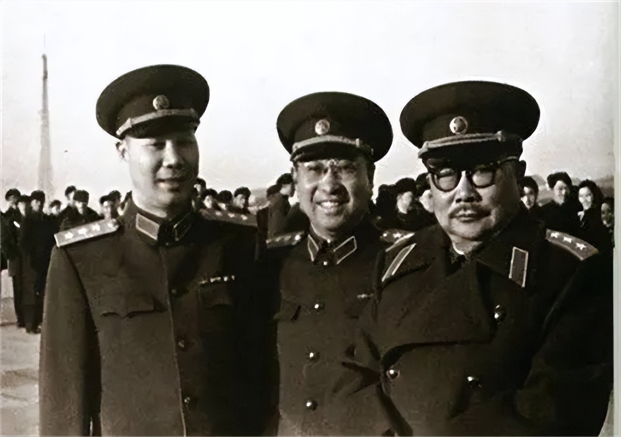 陈赓当选候补委员，问毛主席：候谁的补？旁人回答让大家捧腹大笑