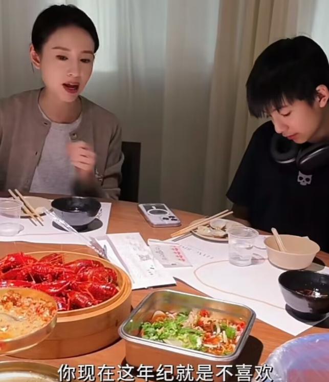 董洁晒儿子参加戏剧演出,董洁和儿子顶顶现身机场