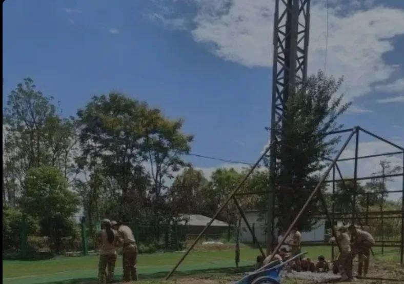 红色城市猎人开营，所谓“营地”在荒地，住的是临时工棚…