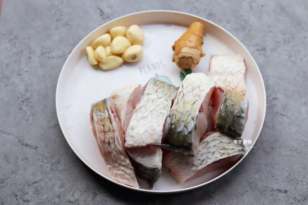 煎什么鱼不粘锅最好,教你一招煎出的鱼不破皮不粘锅