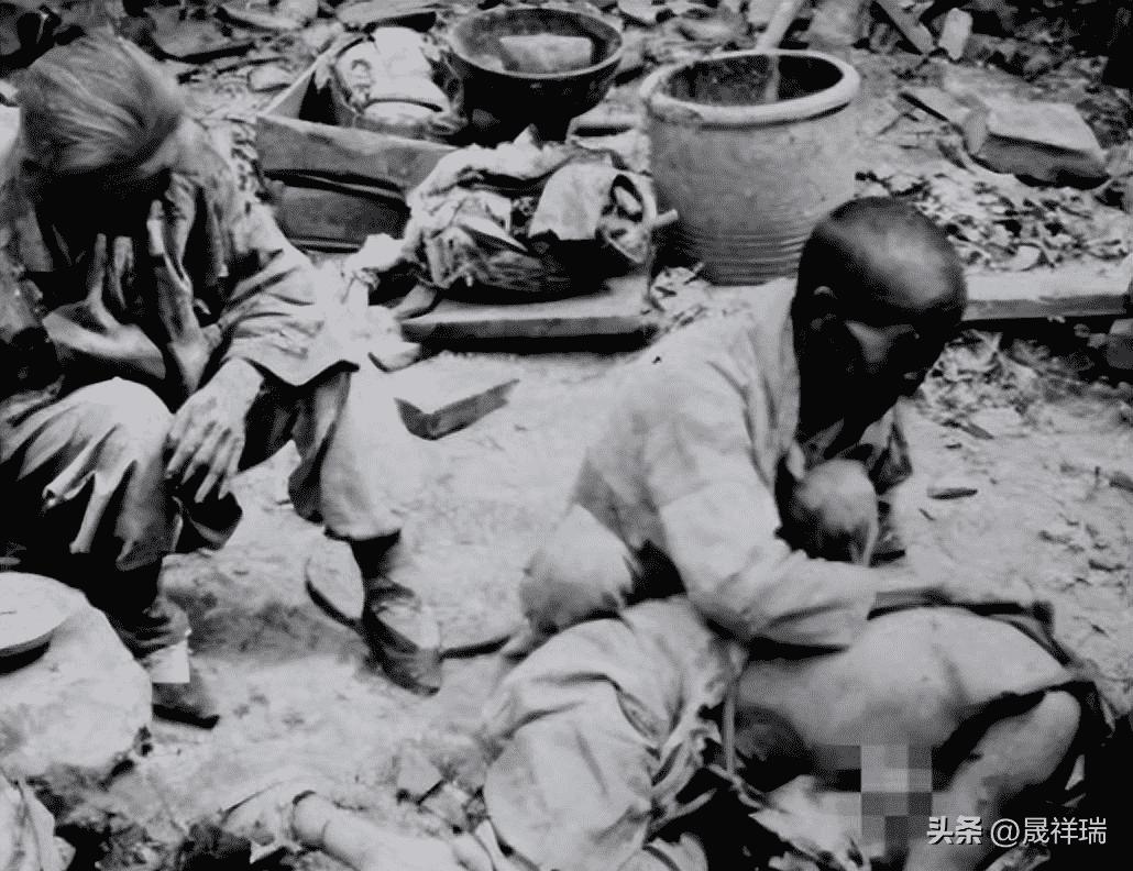 高清老照片：旗人格格大腿岔开豪放洗衣，地主三妻四妾不输女明星