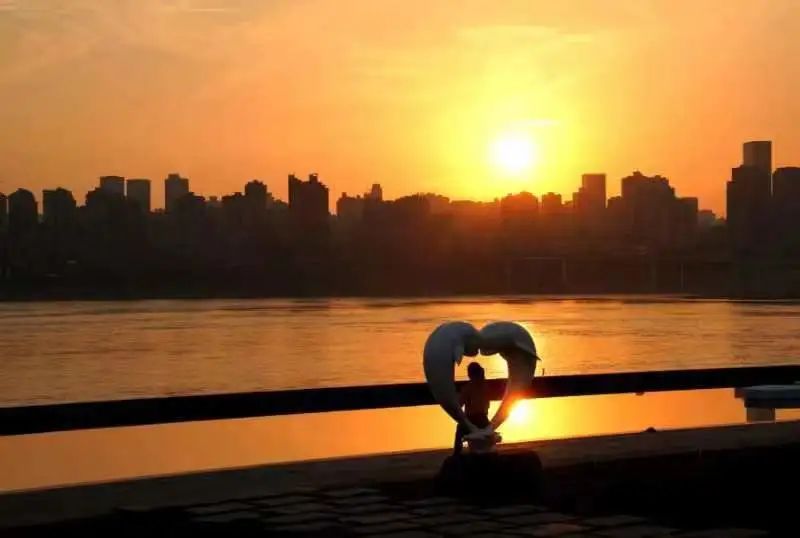 踩细沙、捧江水…来滨江公园邂逅浪漫