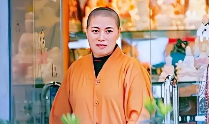 女住持白天拜佛晚上偷和尚，穿*袜丝**戴假发，开百万豪车住千万别墅