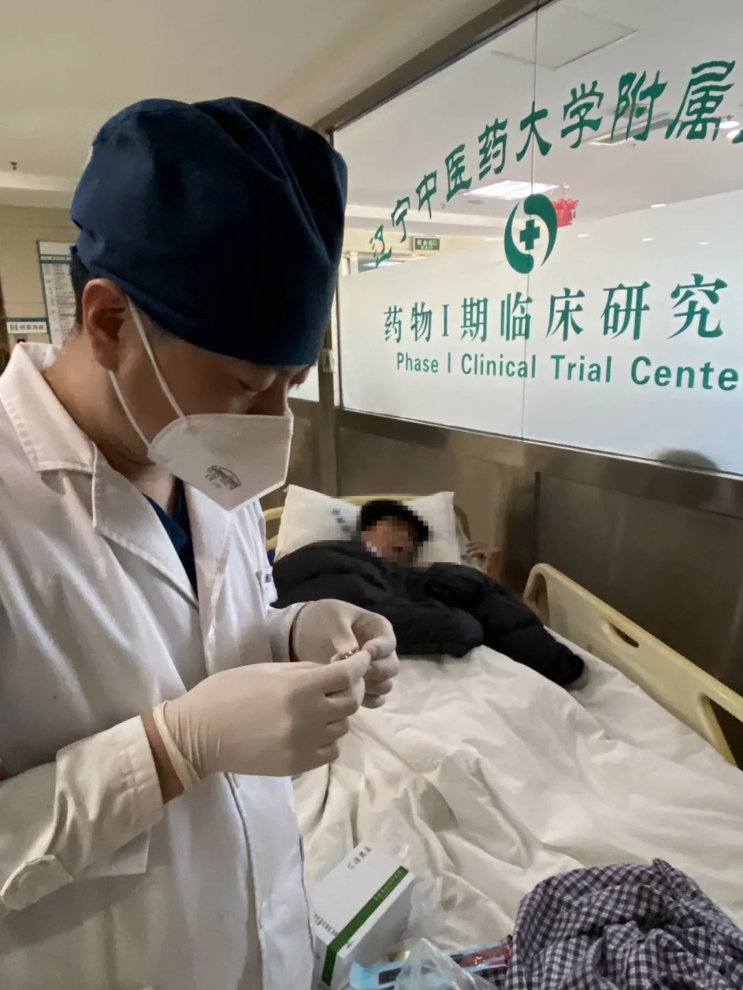 医术精湛暖民心患者感恩送锦旗,医德高尚暖人心患者感激送锦旗