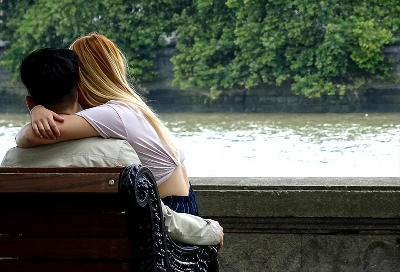 当你需要恋爱的时候,当你需要男朋友时他却不在身边