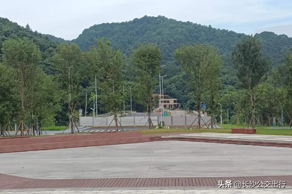 岳麓山从南门爬的攻略,岳麓山东门进南门出旅游攻略