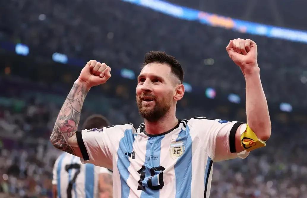 邓紫棋梅西赛后唱歌用什么语言,梅西评论邓紫棋