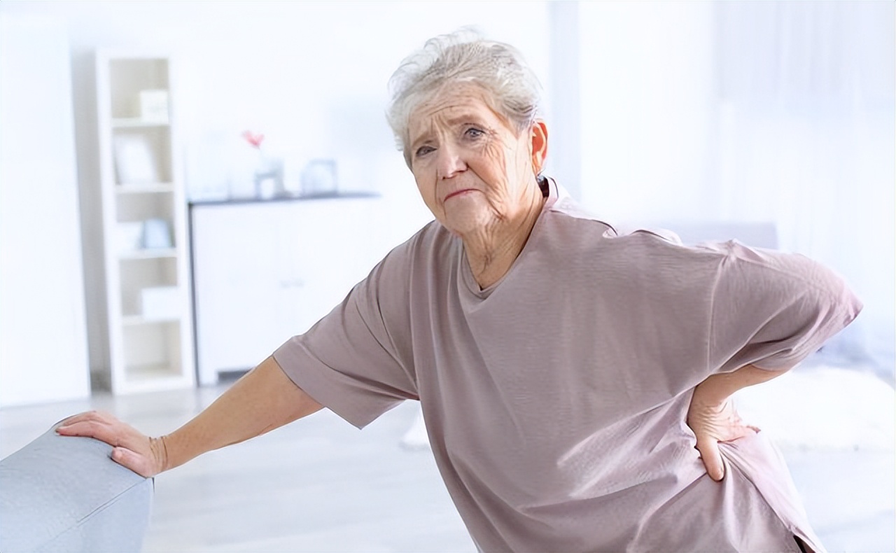 中老年女性突然尿血疼痛,阿姨腰疼