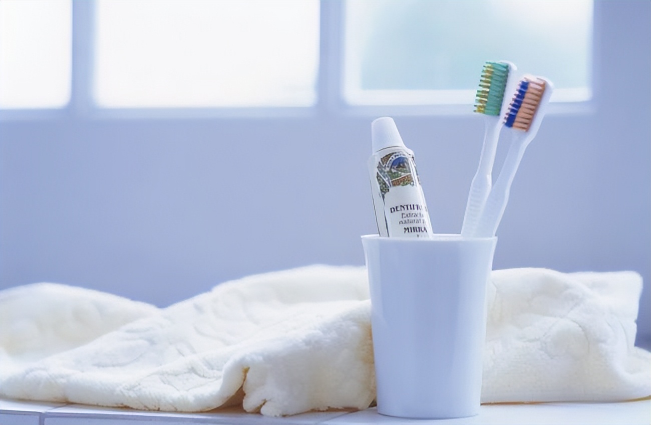 买牙膏时2种牙膏不建议购买,买牙膏含氟的好还是不含氟的好