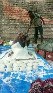 “姑娘，你知道衣服上的字是什么意思吗？”哈哈哈自信的姑娘最美