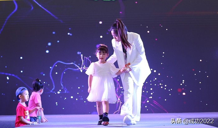 百名萌娃才艺大赛,六岁萌娃才艺展示萌翻全场