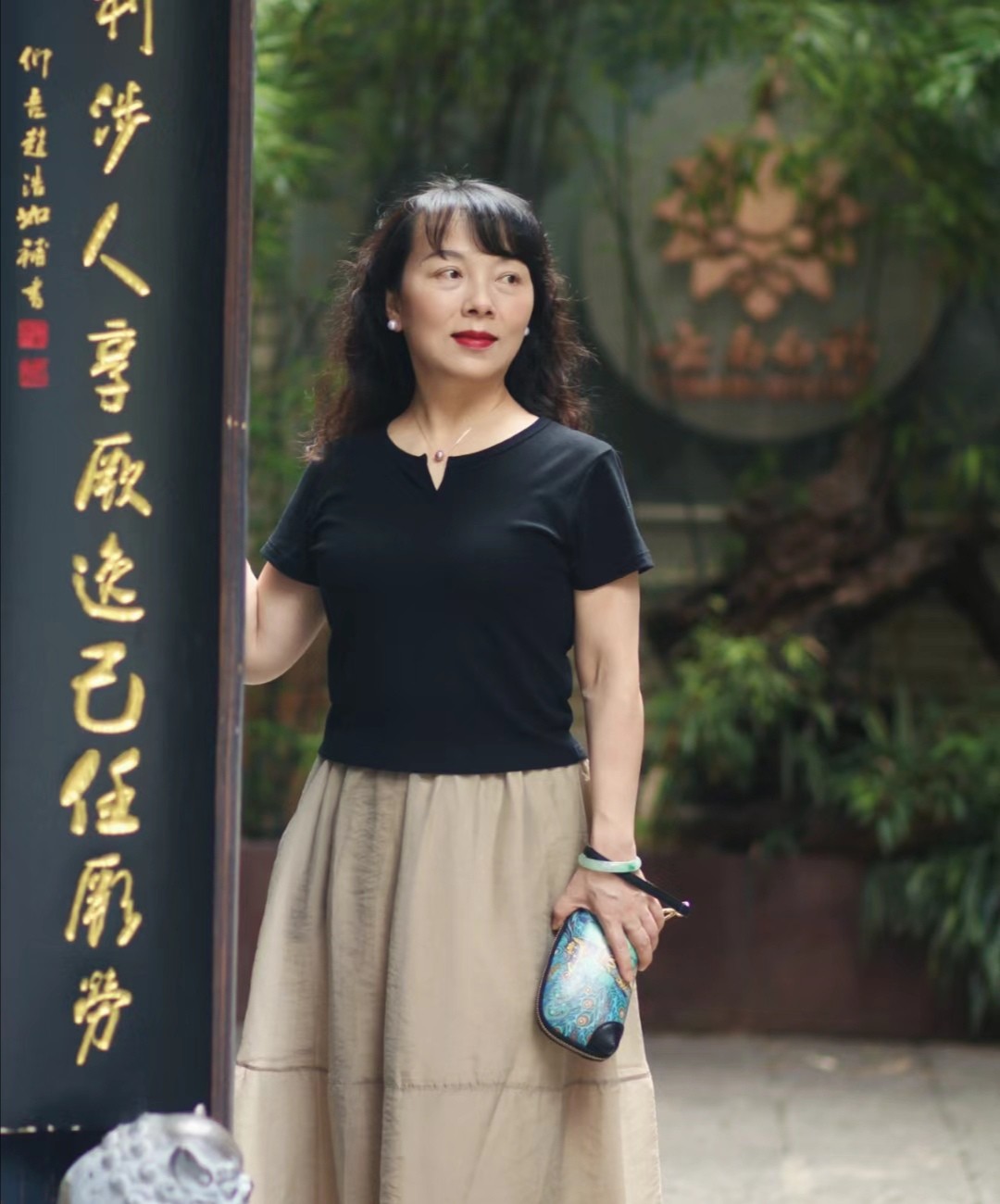 45岁女性头发比较少适合什么发型,30岁白发多不想染适合什么发型