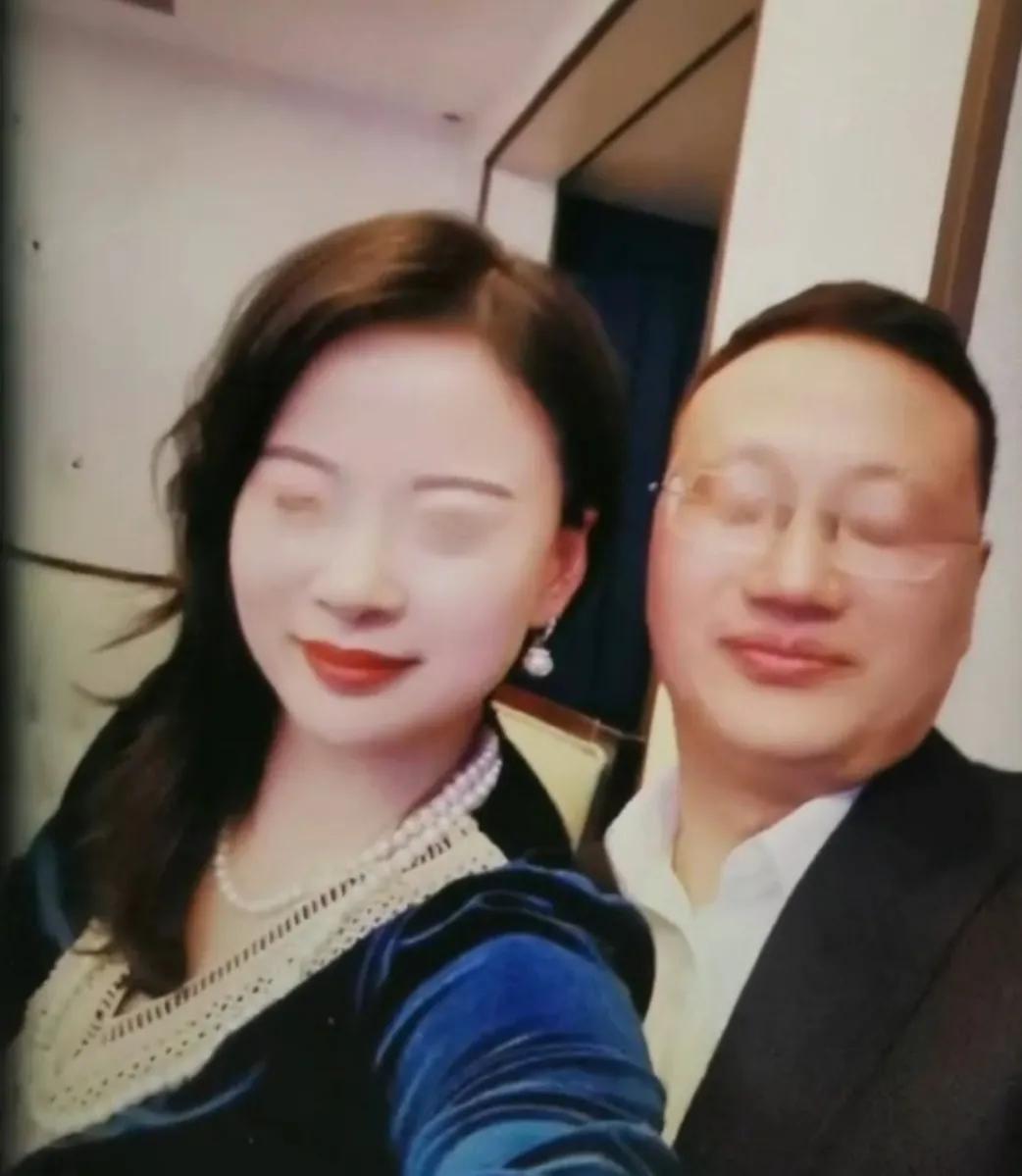 男子抓到妻子出轨妻子竟理直气壮,妻子出轨被男子当场抓住