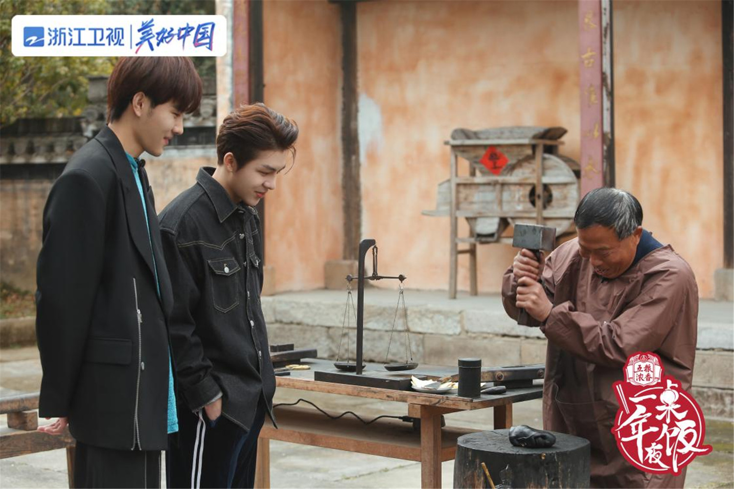 一桌年夜饭聚焦平安守护者,坚守岗位一人一道菜拼出团圆饭