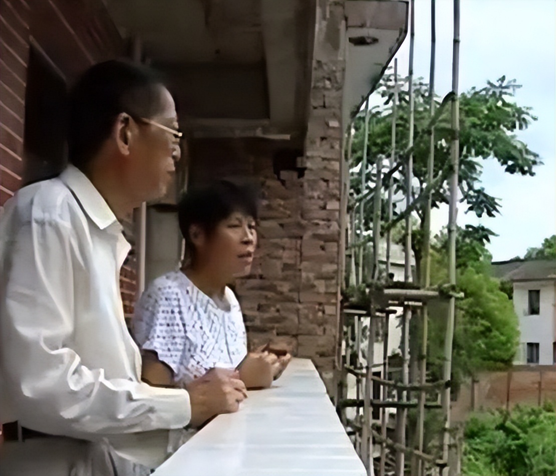 80岁老父恋上俏保姆，子女将两人赶出家门，老人：不同意我就自杀