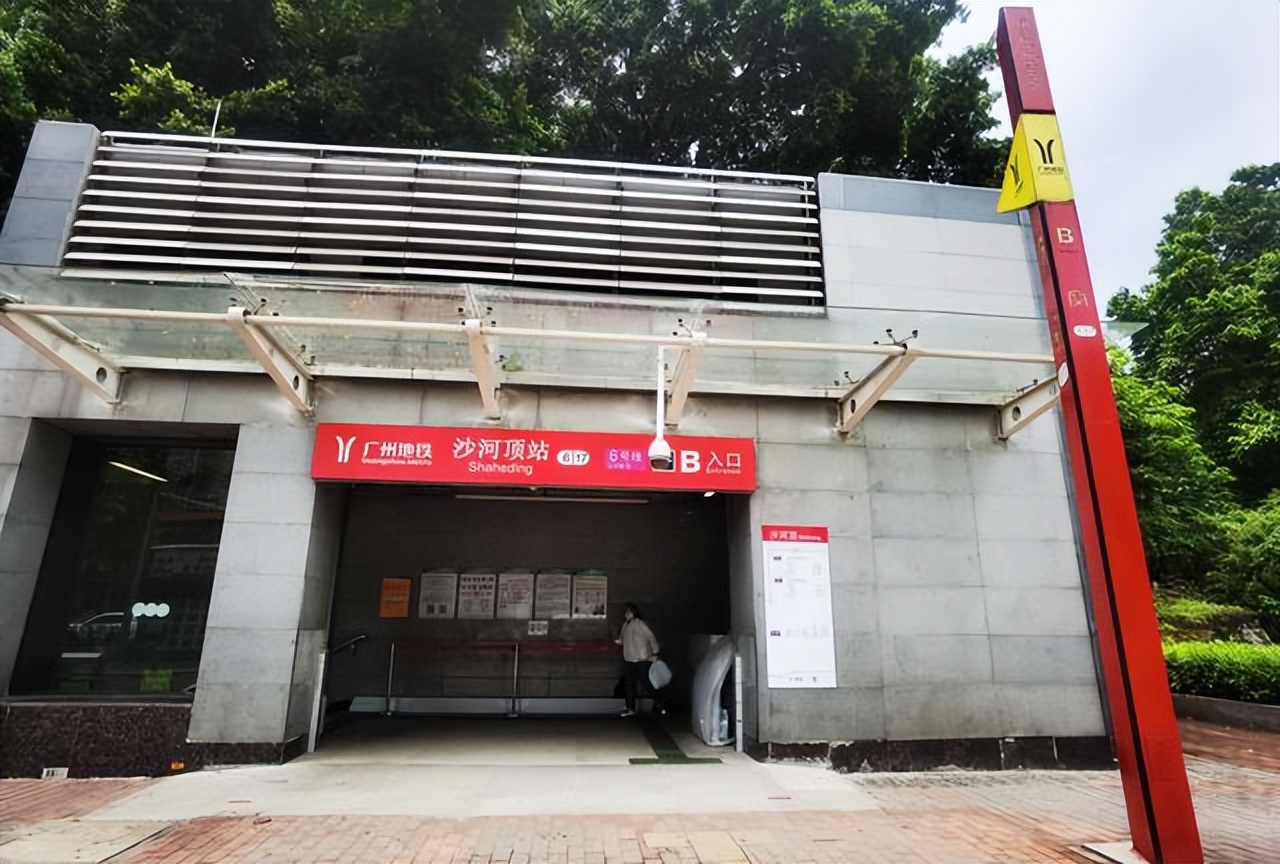 广州地铁旁的“服装王国”，价格几元起，天天人气爆满，游客爱逛