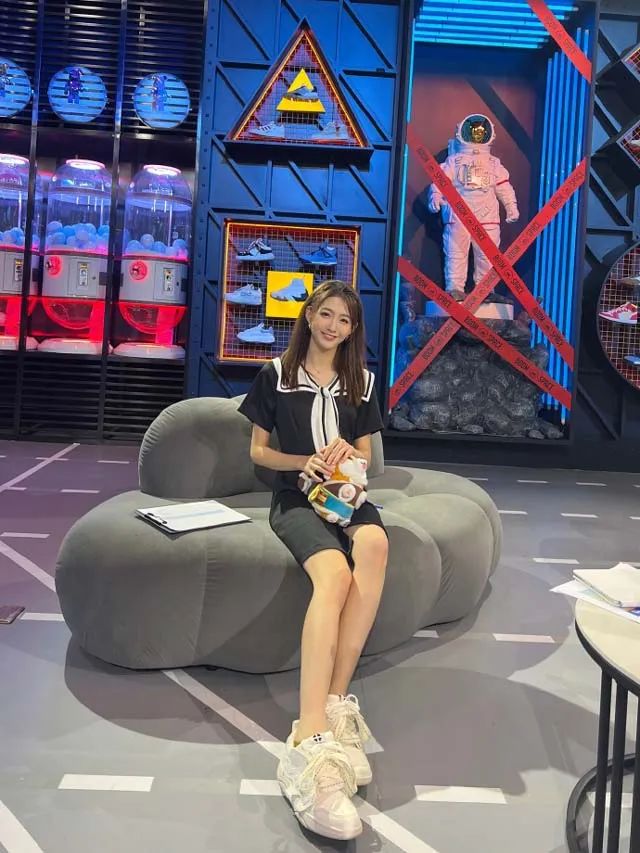 世界杯结束，篮球美女主播雪儿回归正轨，这大长腿太撩人了吧