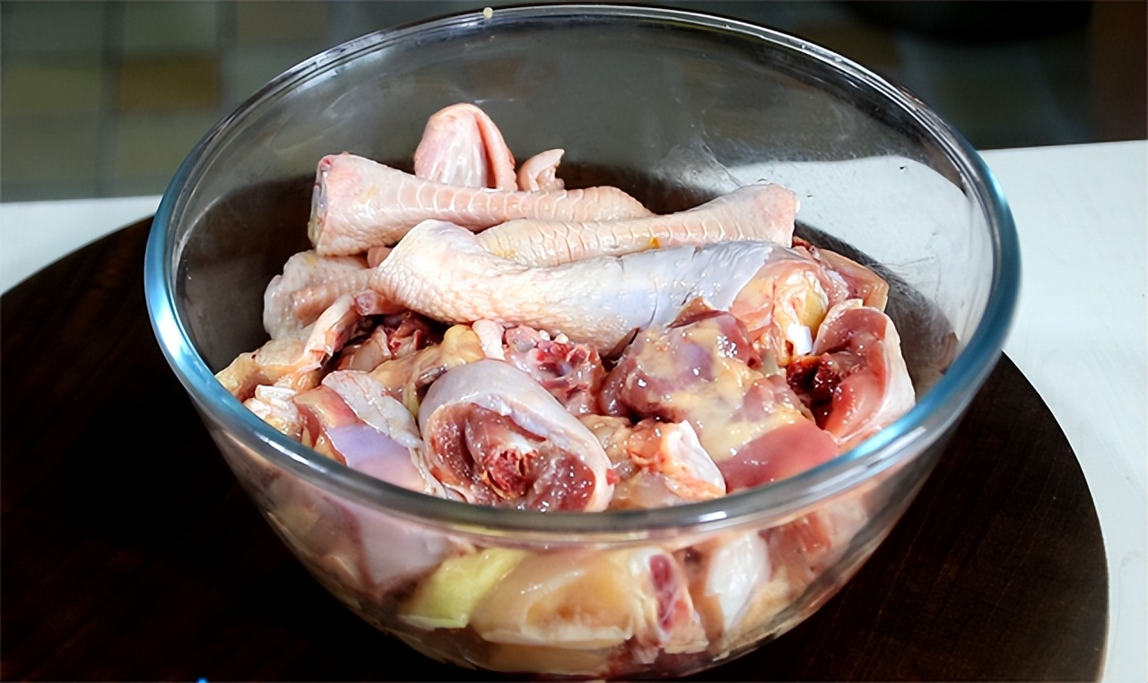 炖鸡肉时切记别直接焯水教你一招,炖鸡肉别直接焯水教你正确做法