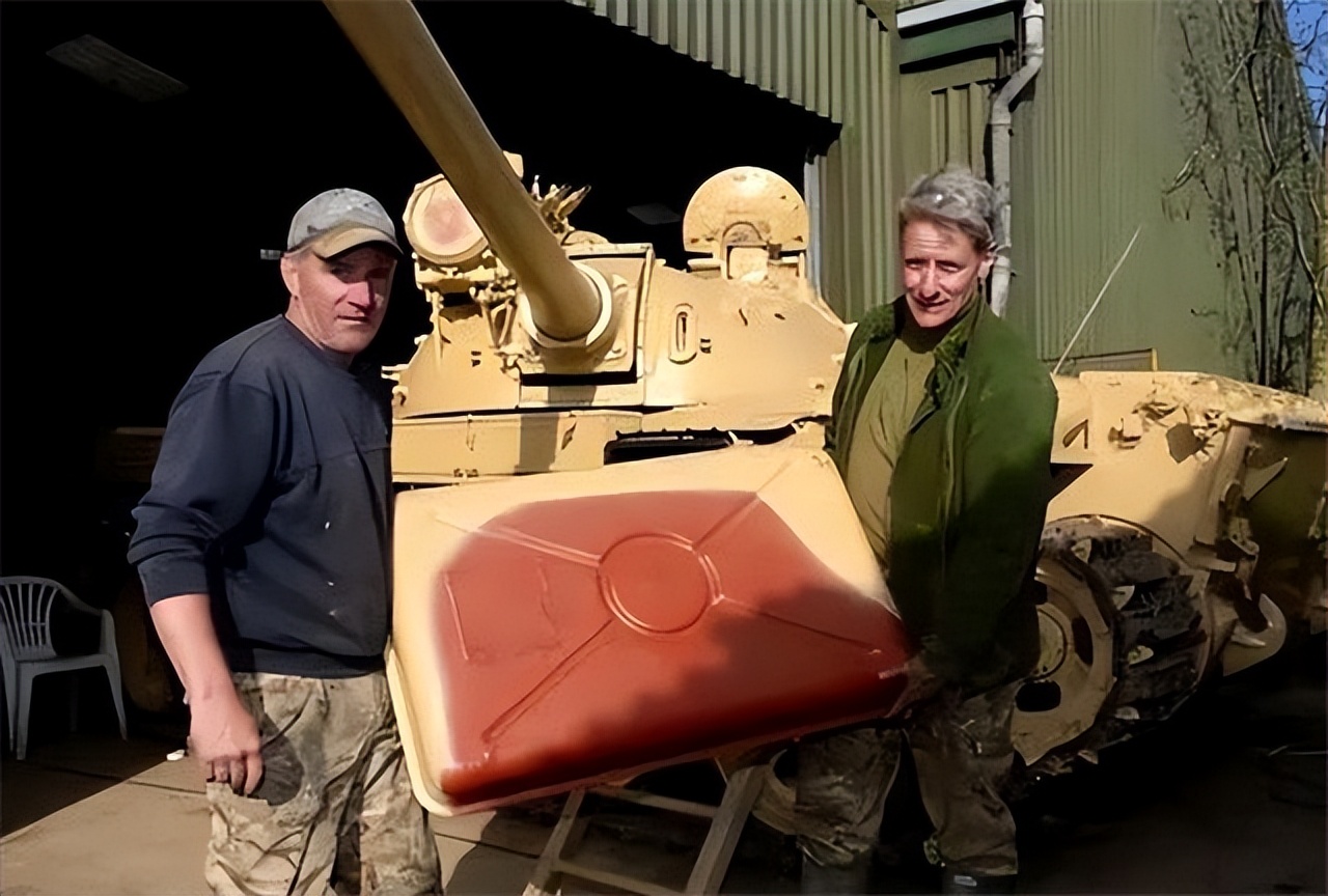 17年英国大叔买旧坦克，意外发现油箱藏50斤黄金，报警后全被拿走