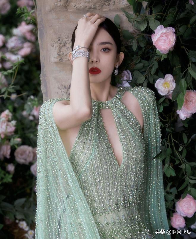 美女假装成一个假人蜡像,整容脸女星有多尴尬