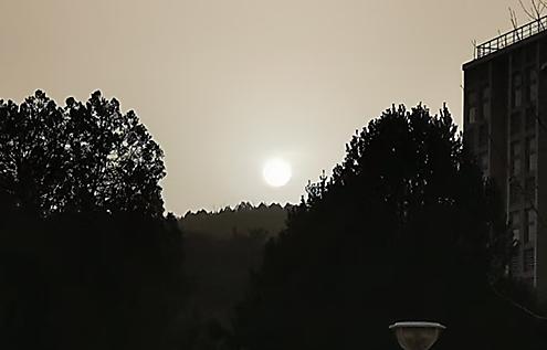 沙尘暴跟太阳有关系吗,为什么沙尘暴太阳是蓝色的