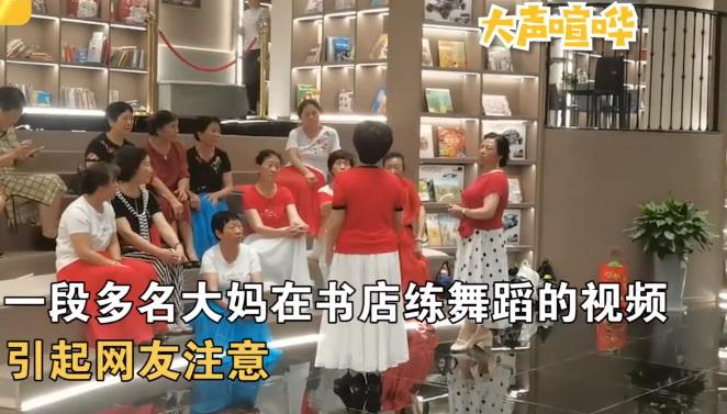 广场舞大妈霸占篮球场并清空超市,大妈霸占40个停车位跳广场舞