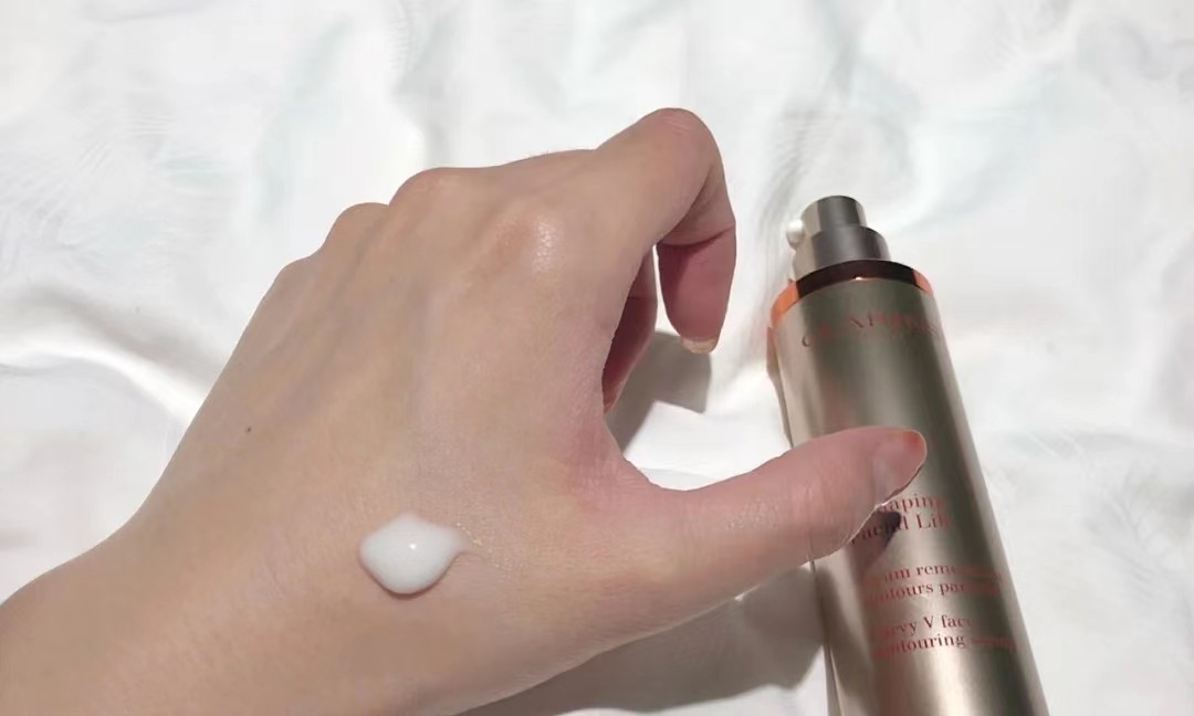 早睡不了又不想垮脸？4款能让脸“紧一圈”的精华，熬夜肌别错过