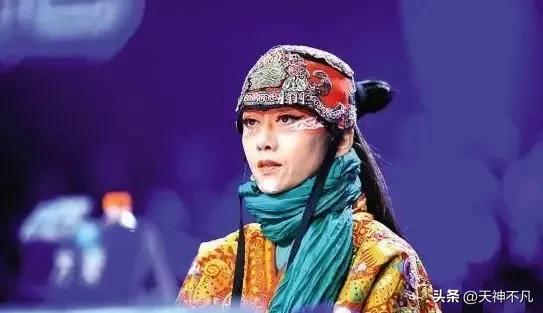 杨丽萍又惹争议，女演员摸*体下**，风格越来越诡异，网友直呼看不懂