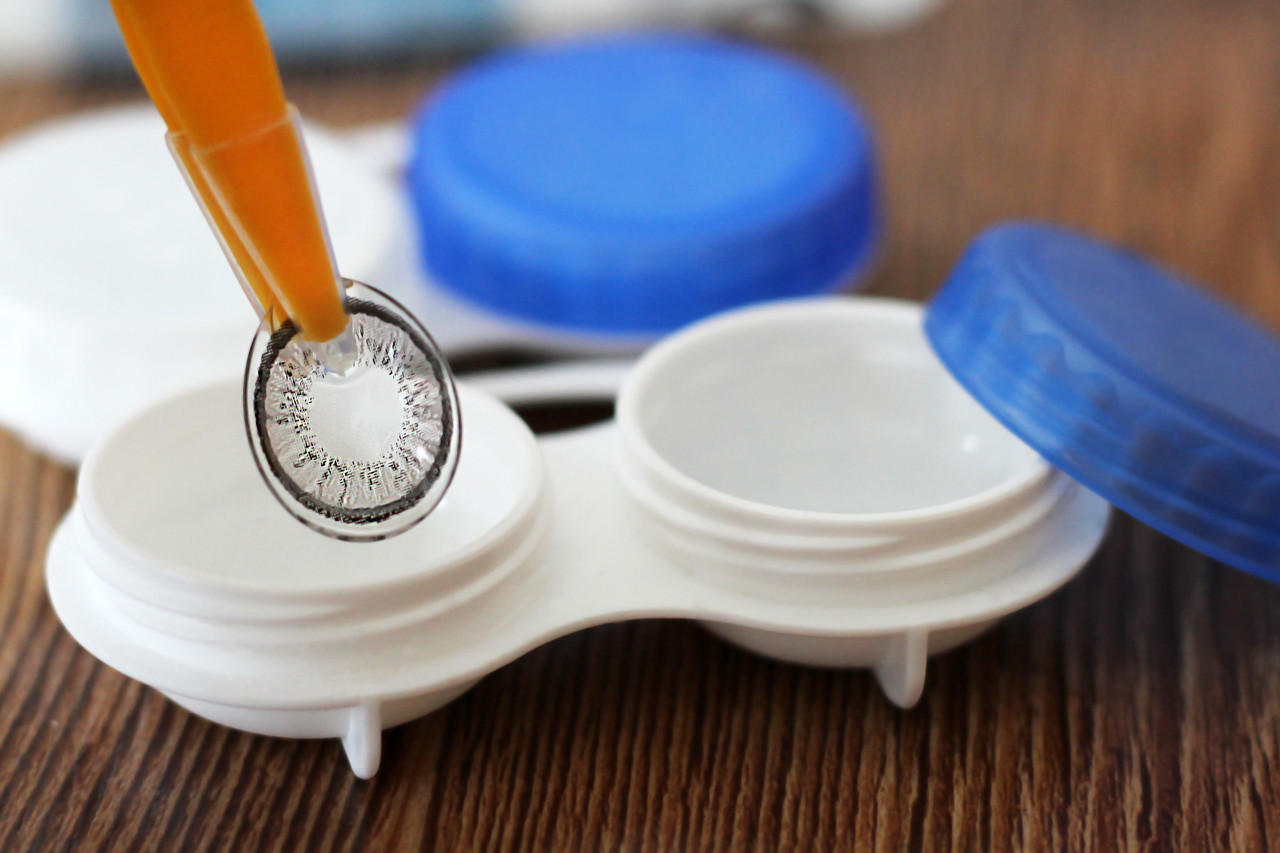 美瞳上的色素会粘在眼睛上吗?选购、佩戴前,要搞清楚这五点