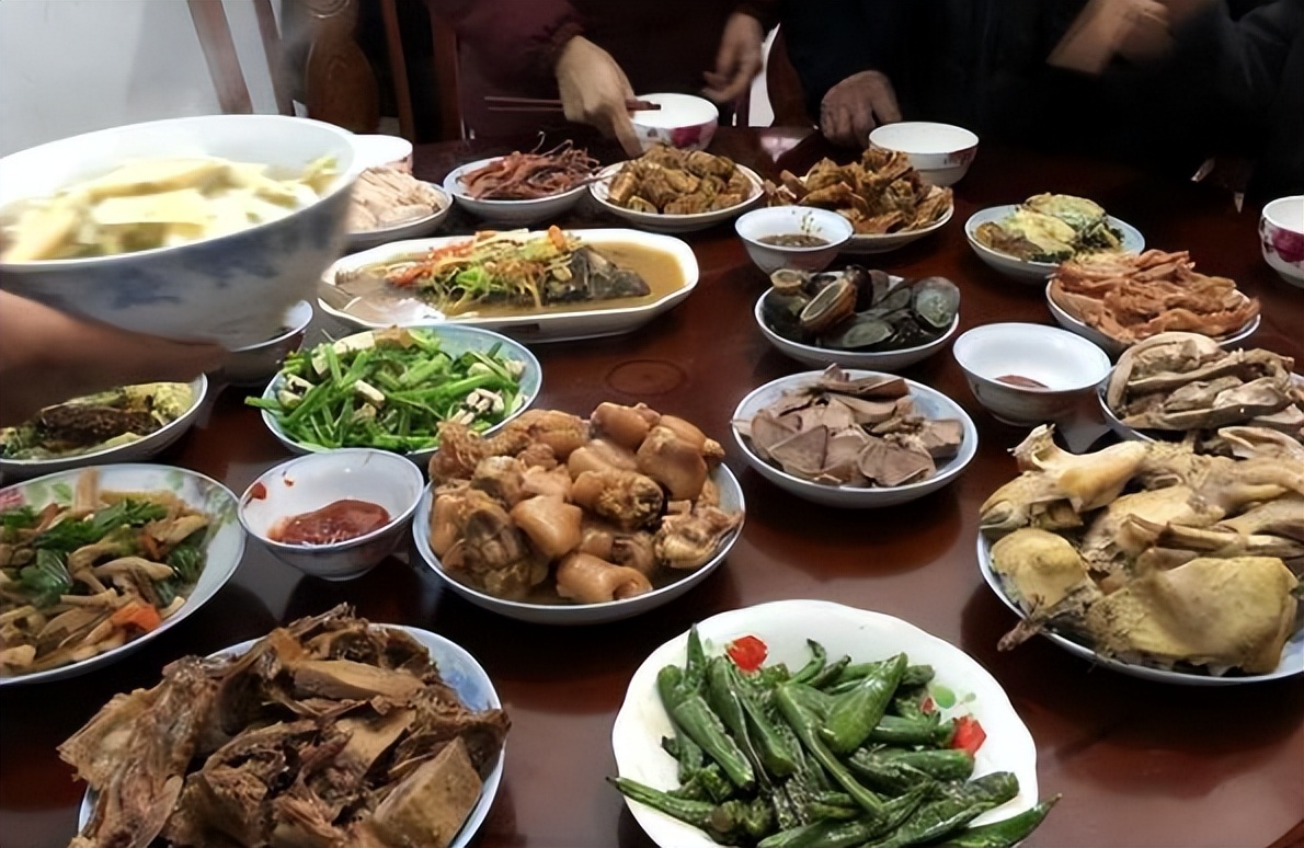 辽宁男子喝酒达三万斤,辽宁大叔40年喝成河马脖