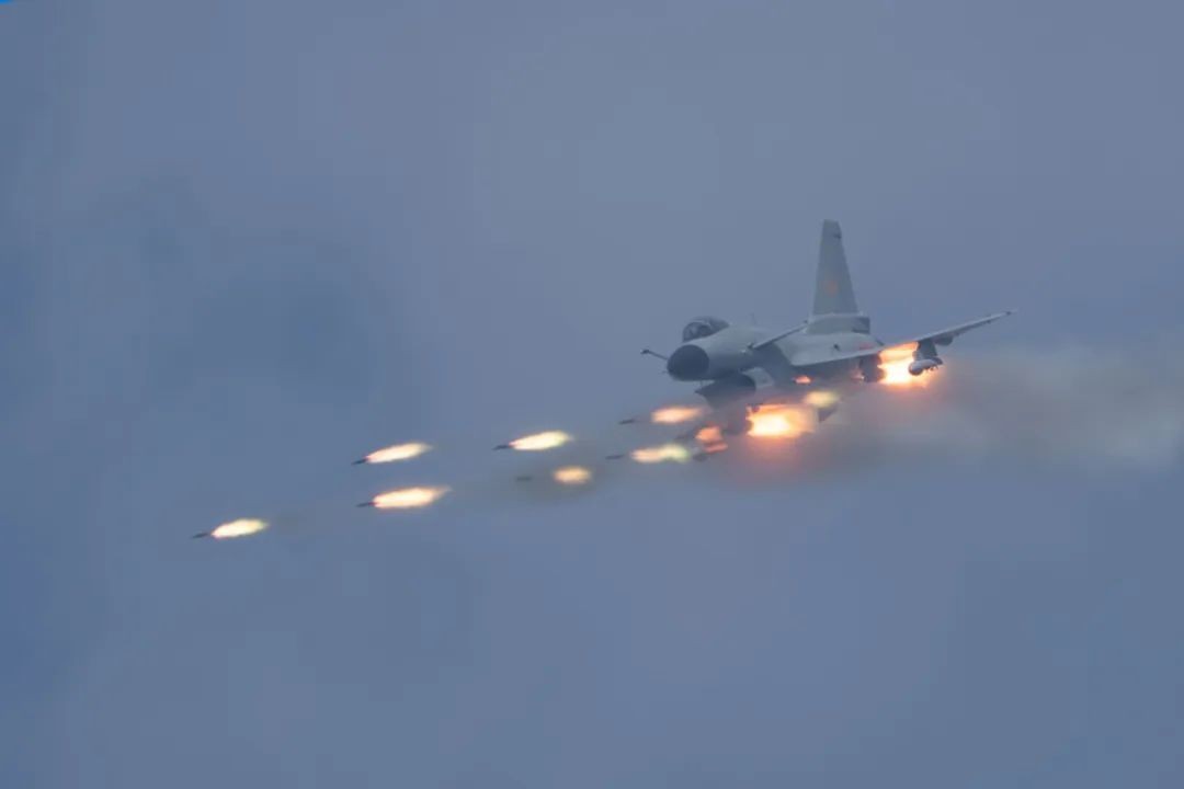 歼10可以挂多少弹,歼10打得过幻影吗