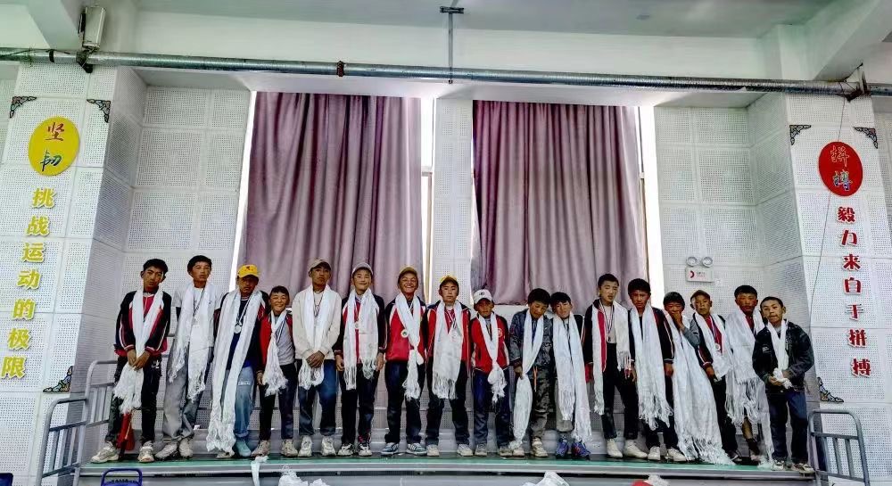 一双球鞋一人一只，凑成“黄金左右脚”！没有什么能够阻挡“运动小子”们的热爱