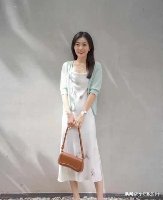 今年超火的裙子叫“凉凉裙”，时髦洋气显高级，扁臀女人都在穿