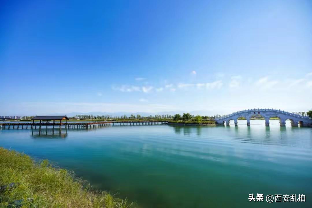 西安有一处最大的湿地公园湖，景色美环境好可划船孩子们的游乐园