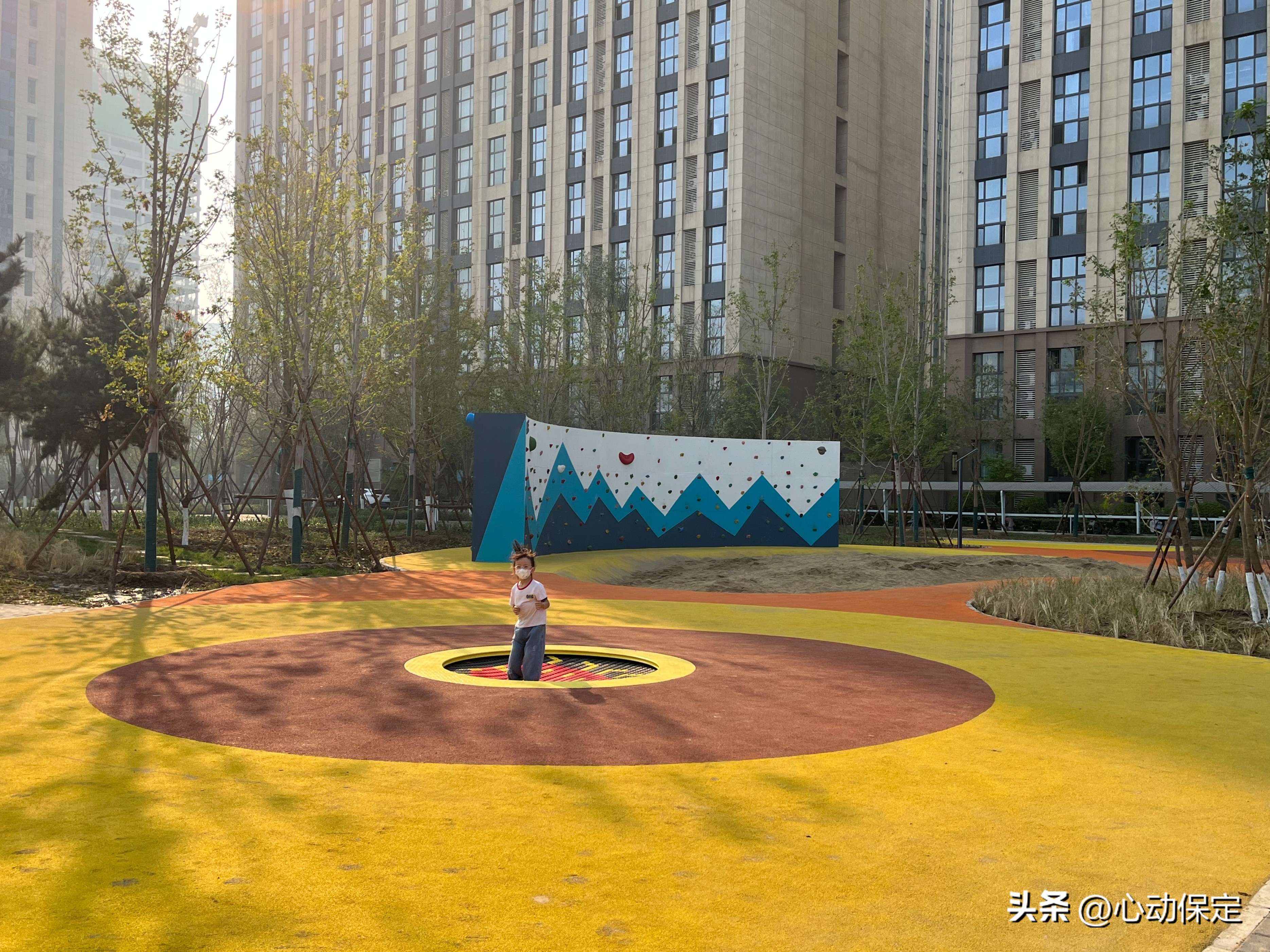 一湾碧水穿城过一幅美景入画来,一湾碧水潺潺