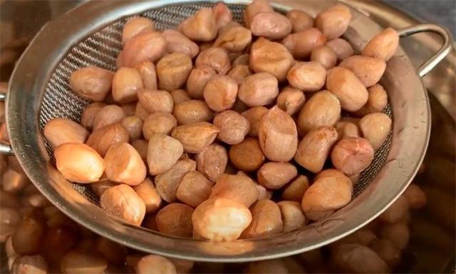 炒花生米先放油还是先放花生米,花生米怎么炒才不返潮