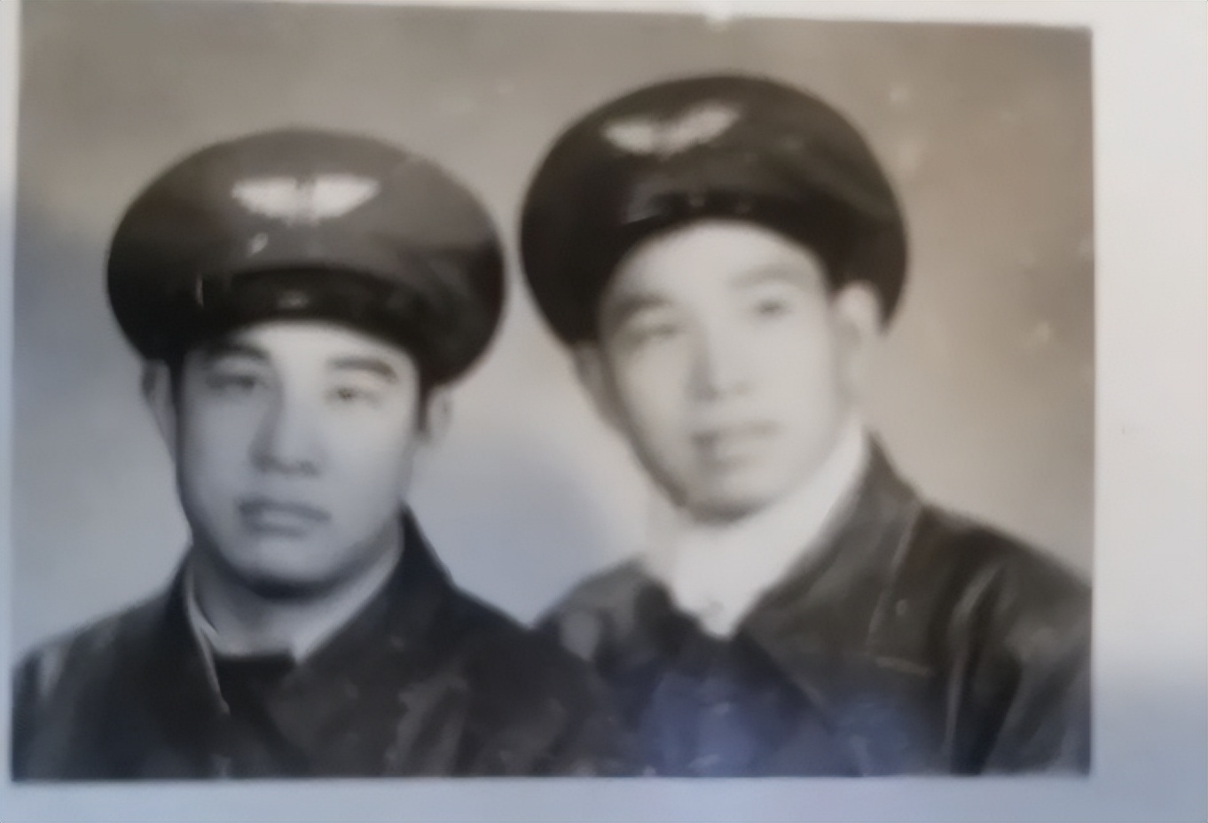 1956年女大学生错过烈士陵园开放时间，哭求大爷：让我进去见见他