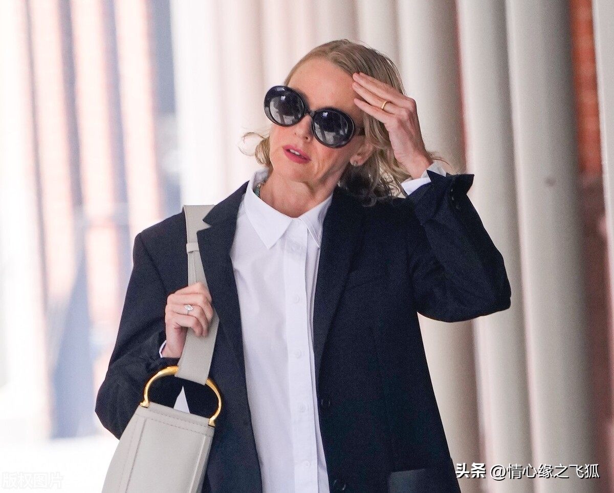 娜奥米沃茨穿牛仔裤,娜奥米沃茨穿普拉达