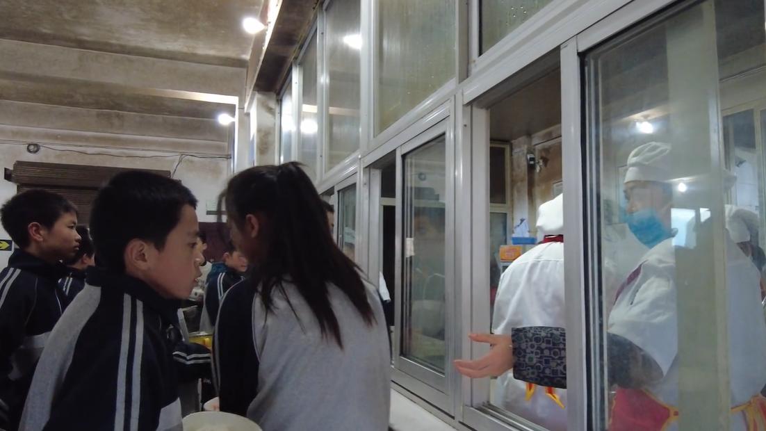 川香秋月打工视频,流水线打工妹逆袭成百亿女首富