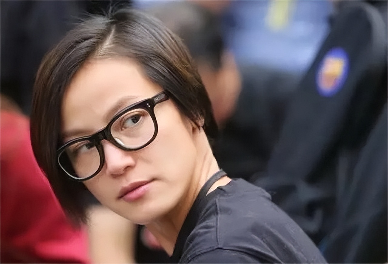 21年“港独”何韵诗被捕：大发“乱港财”，出书定价110元港币