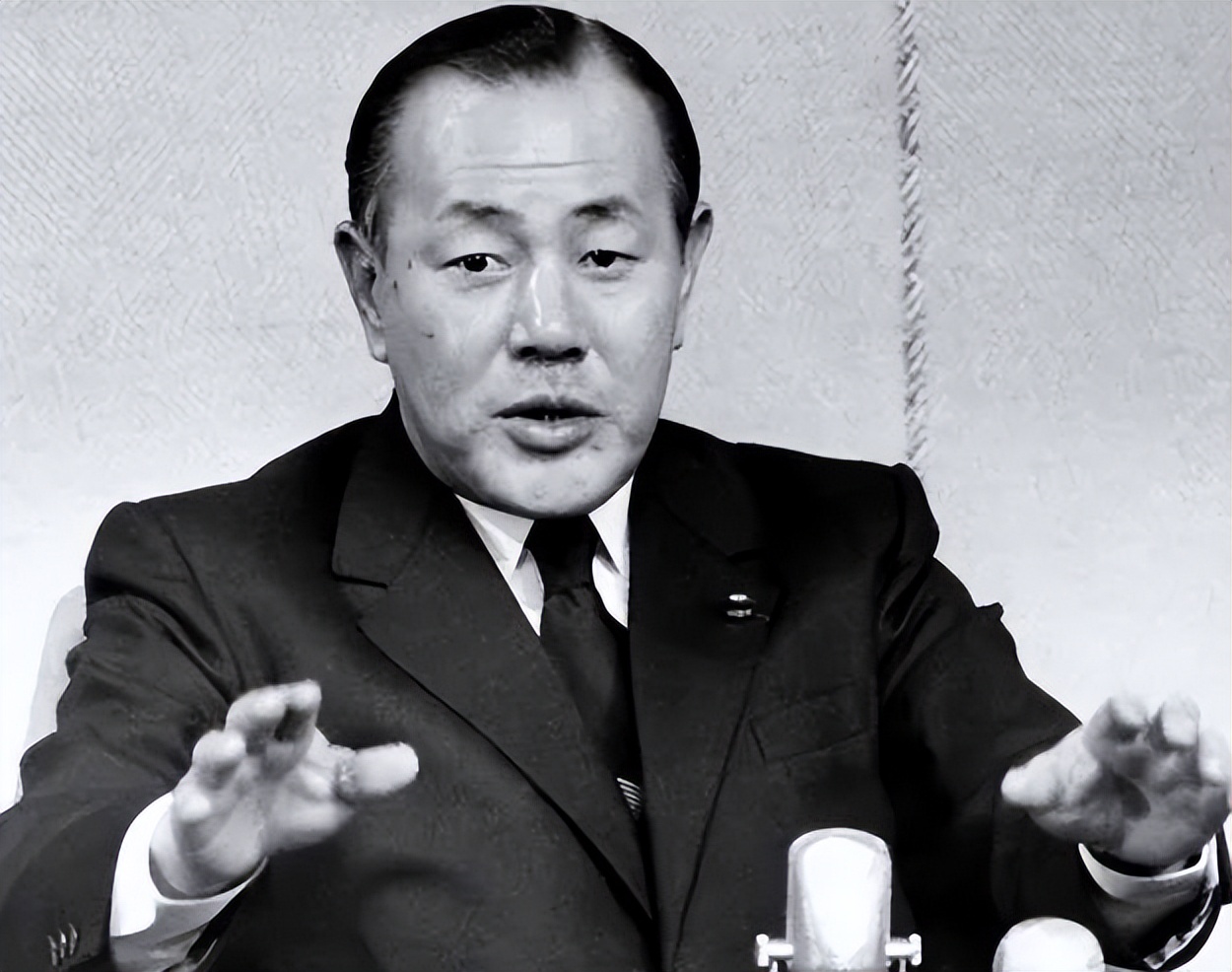 1978年日本记者刁难：*鱼岛钓**属于哪国？*小平邓**巧妙应答令人佩服