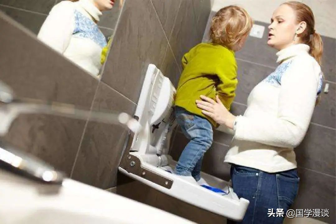 孩子6岁，仍然把“粑粑”拉在裤子里，妈妈的崩溃只换来情况恶化