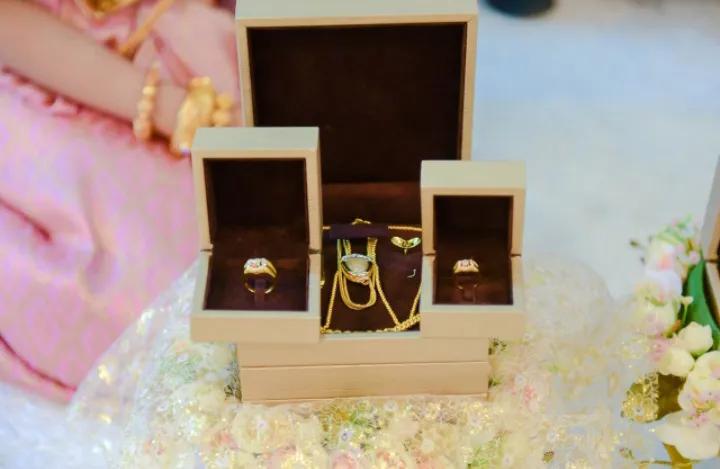 结婚前买三金视频,结婚买三金闹得不愉快