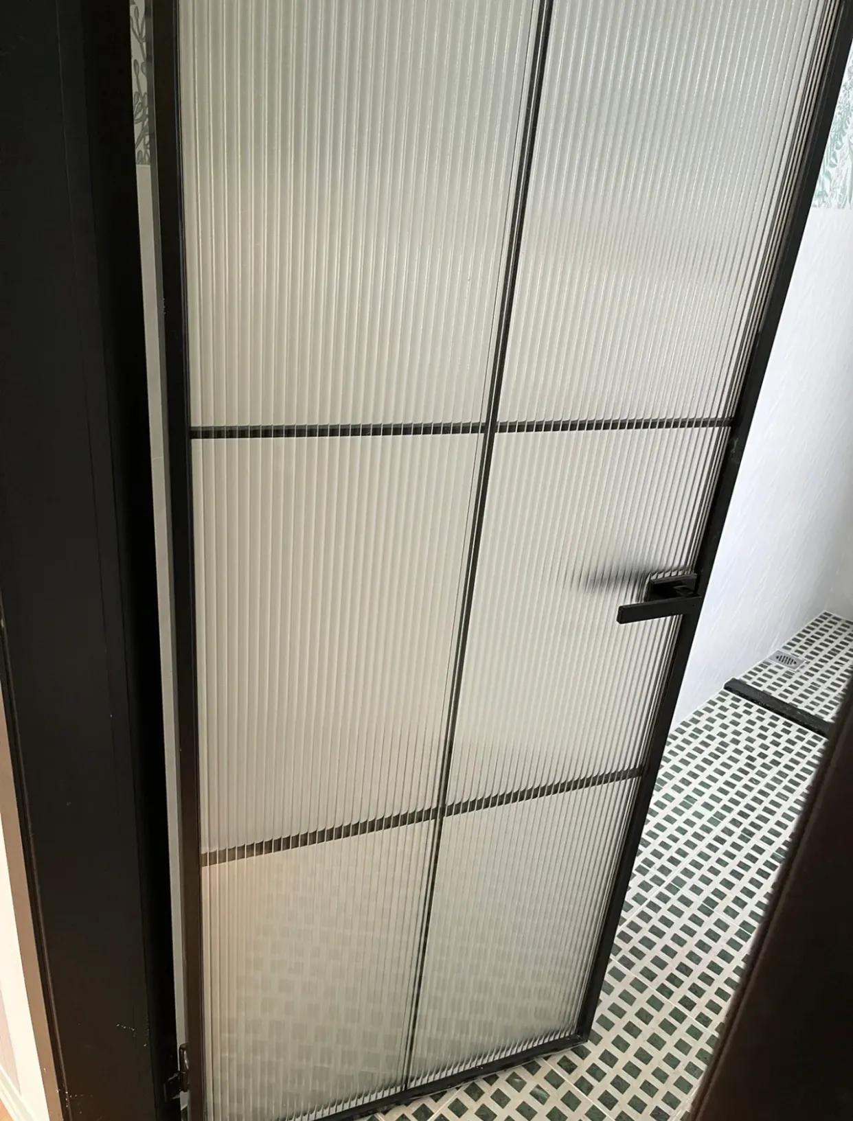 客卫门用实木门还是玻璃门,卫生间门是实木门还是铝合金门好